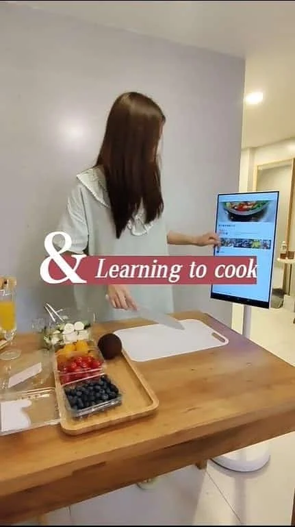 portable touch screen monitor with floor stand UHD - Image 6